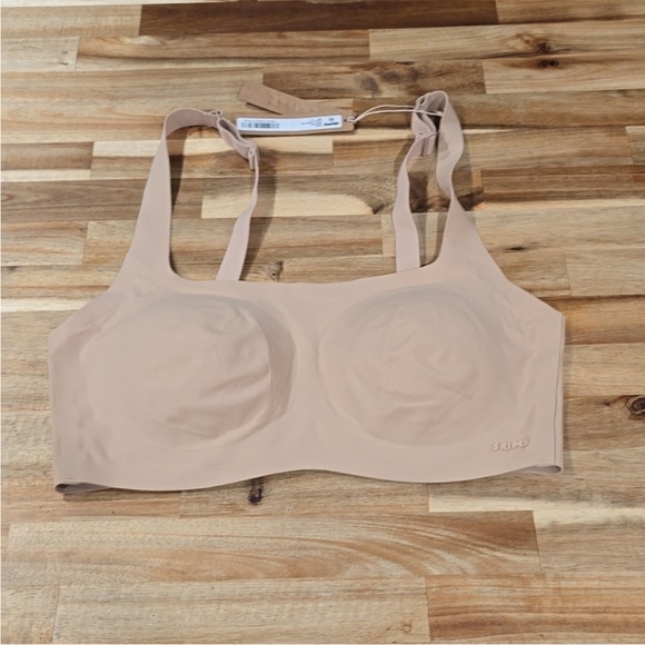 SKIMS Kim Kardashian Women's Medium Naked Scoop Bra New w/ Tags! - Picture 1 of 3
